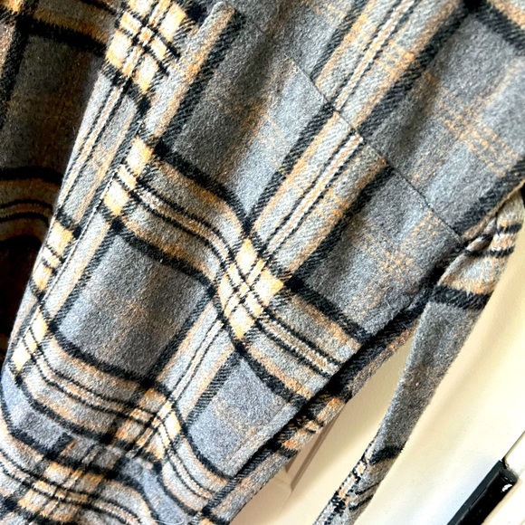 Unknown brand. Tag remvd. Size m. Oversized fit with waist tie belt. Cute plaid! - Picture 4 of 6